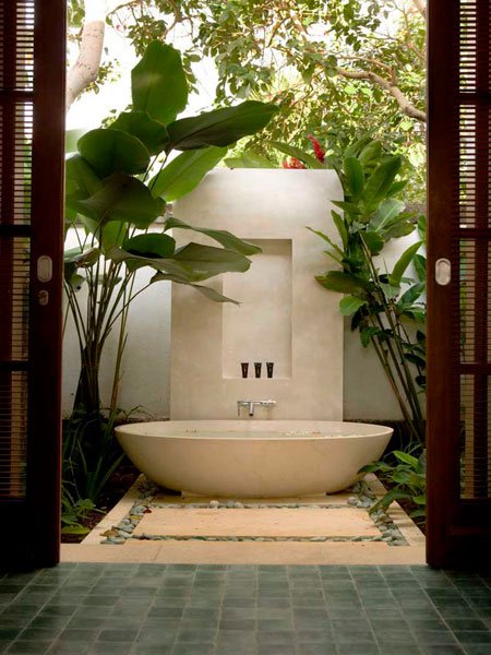 Bañera en medio de un jardín zen