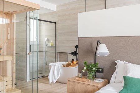 Dormitorio con baño integrado con separación de ambientes