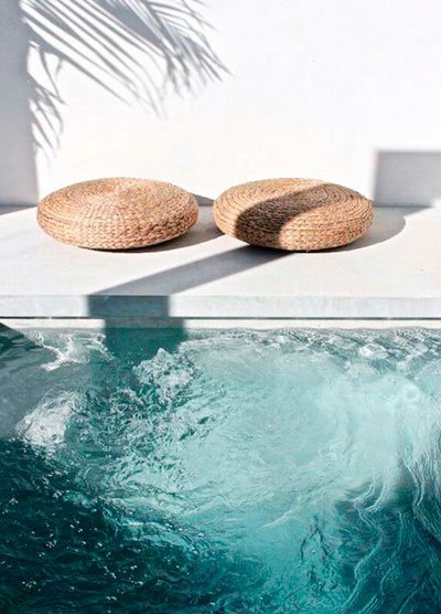 Piscina estil mediterrani amb rattan Piscina estil mediterrani amb rattan