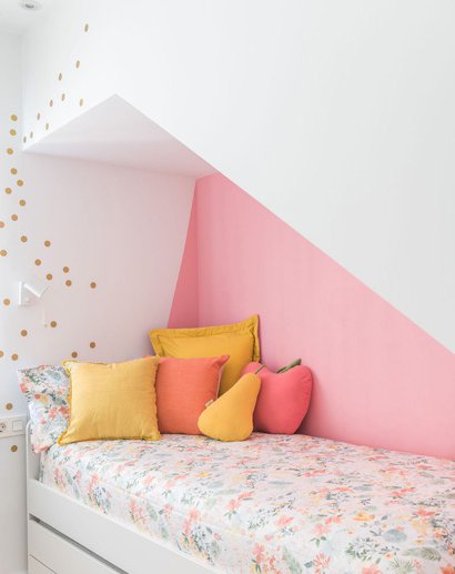 Habitación infantil amb paret pintada