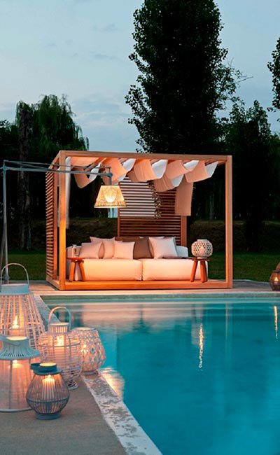Piscina amb pèrgola a jardí Piscina amb pèrgola a jardí