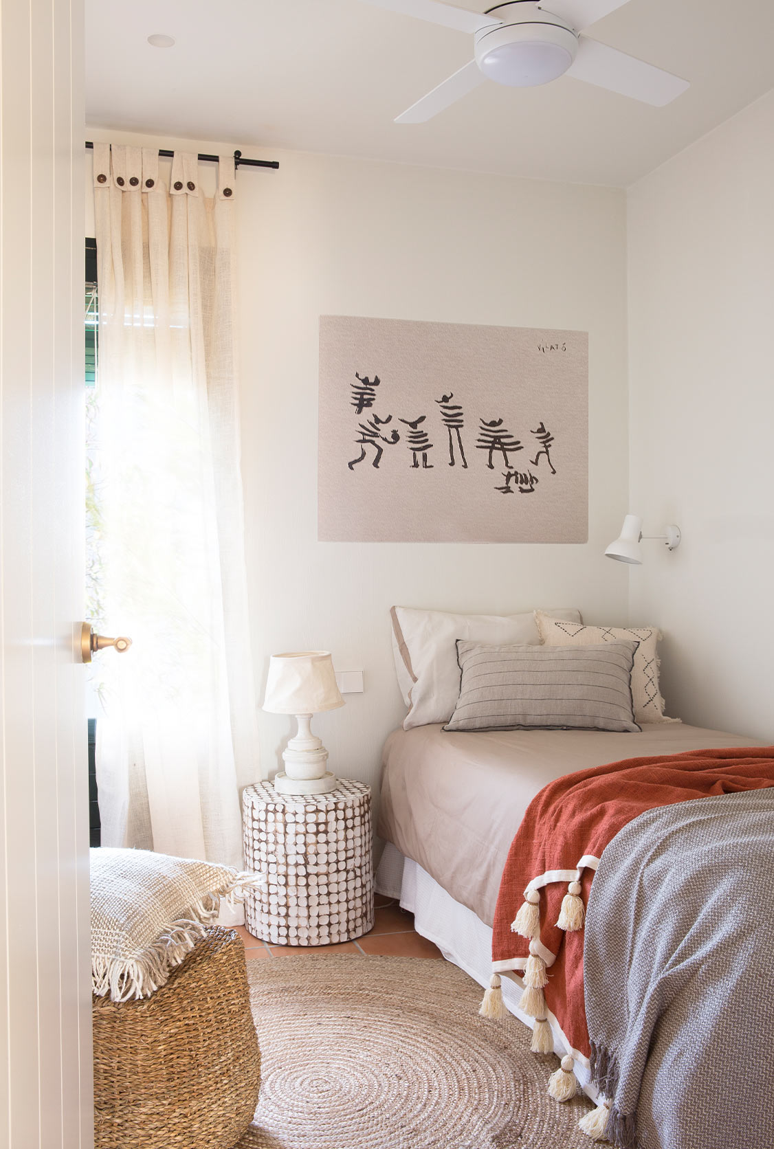 Dormitorio decorado con cuadros