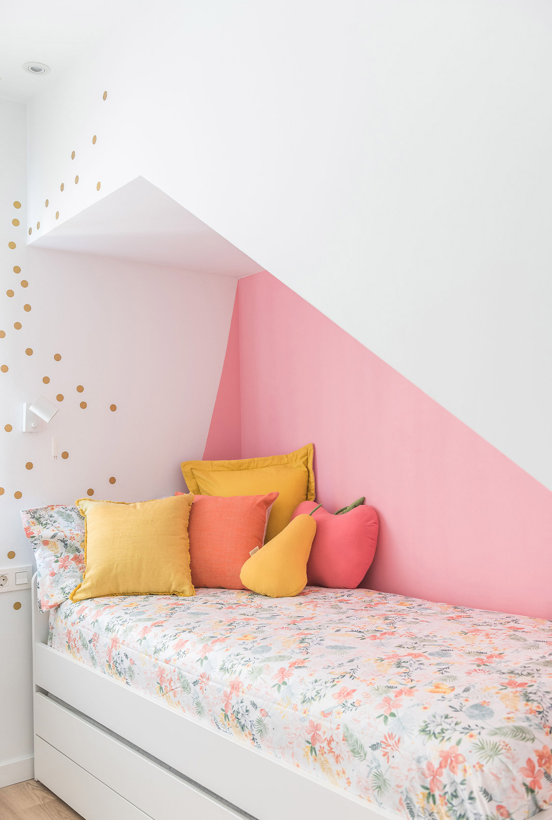 habitació infantil decorada amb coixins