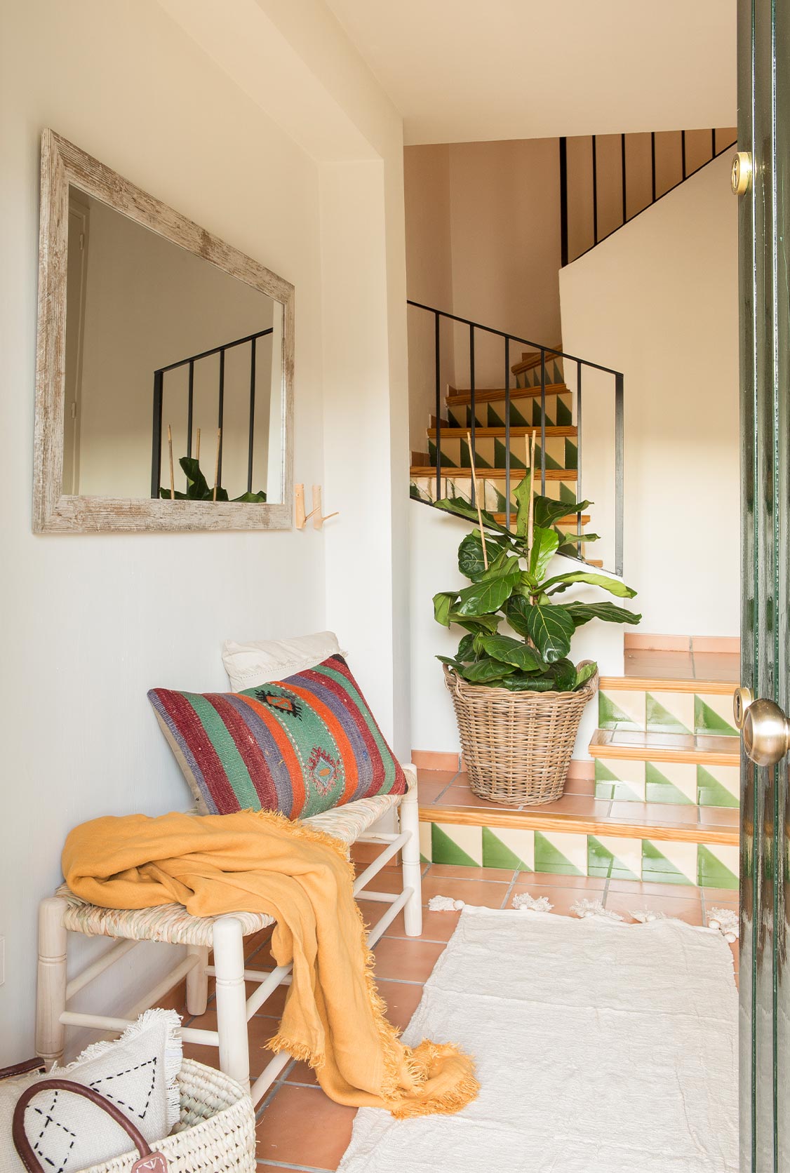 Escalera interior decorada con plantas