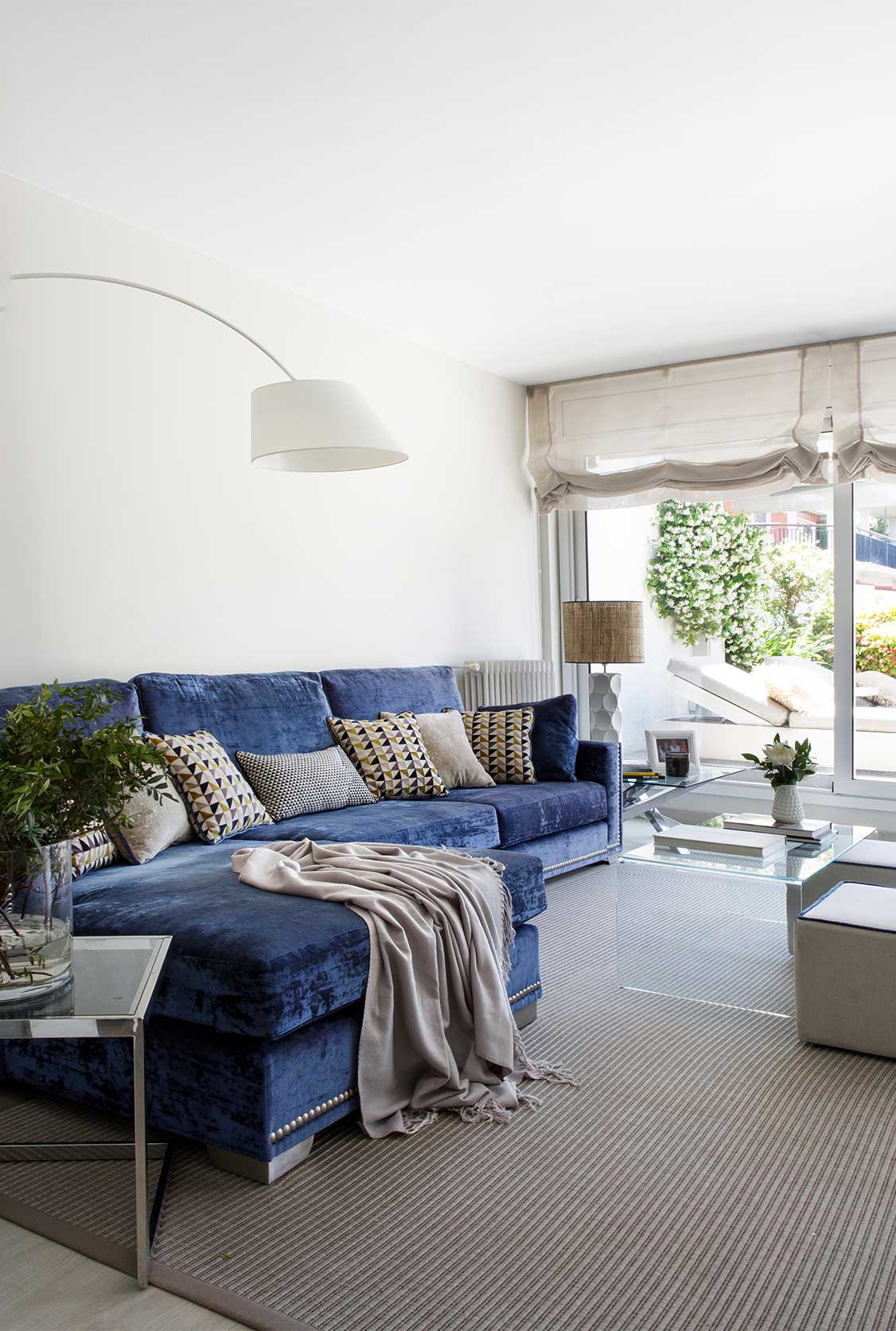 Salón con sofá azul y cojines