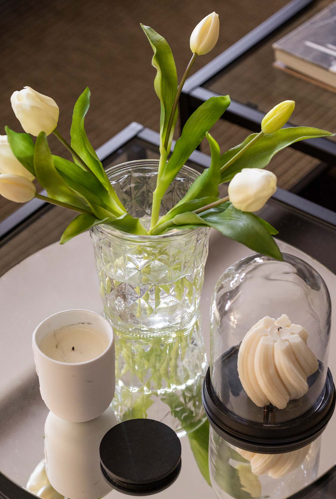 Mesa decorada con jarrón con flores